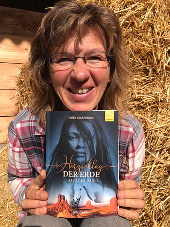 Heike mit Buch heike_buch_herzschlagdererde